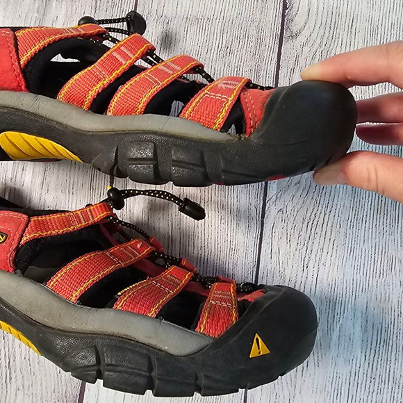 Keen sz 6.5 Red and Black Waterproof Sandals - Picture 4 of 8
